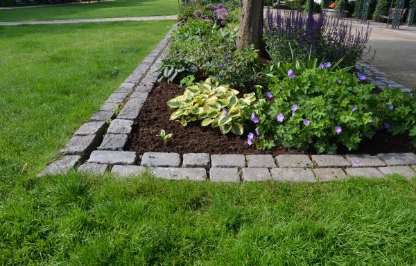 Flower Bed Mulching in Prior Lake